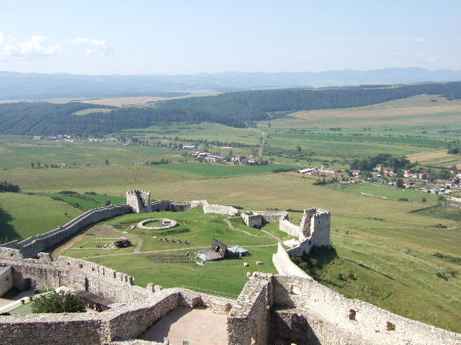 スピシュ城が廃墟になった理由は…<br /><br />東方から攻めてくるモンゴル人(タタール人)やトルコ人の襲来に備えて13世紀前半に建てられたスピシュ城は、その後何世紀にもわたって手を加えられたものの、1780年の火事で焼け落ちて巨大な廃墟となってしまった。（地球の歩き方より）<br /><br />石で造られていても、火事には勝てないのね。<br /><br />それにしても、大昔の人は元気だわ。モンゴルからこんなとこまで攻め込もうなんて！！肉食系！？