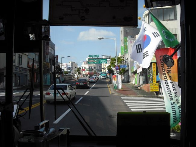 このバスが、市内を抜けると<br />ぐるっと遠回りして走るバスで<br />40分もかかって目的地へ到着<br /><br />「あそこに沢山のモーテルがあるよ」と<br />ドライバーさんが指差し、降ろしてくれた