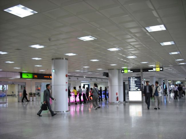 空港に入ると右にある「観光案内所」に行く<br /><br />情報<br /><br />チェジュ市が運行する<br />「シティーツアーバス」は無い<br /><br />数社あるツアー会社を利用する<br /><br />後で1330に電話して聞いてもらった「ツアー会社」は<br />宿泊場所まで迎えに来てくれる<br /><br />旅行会社、行き先、午前、午後、1日で値段が<br />設定されている<br /><br />妥当な値段かなと、申し込んでもらう<br /><br />しかし折り返しかかって来た電話で<br />「ガイドさん＆ドライバーさん」に<br />『チップが必要』と言われたので<br />そんなアホな、会社から給料が出てるやろ<br />じゃなきゃ<br />最初から上乗せした値段設定なはず<br /><br />そんなんなら自力で行こうと<br />ツアーを断る<br />