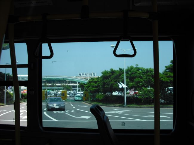 お腹がすいたので<br />100番バスで「東門（トンムン）市場」へ<br /><br />「済州国際空港」をあとにする