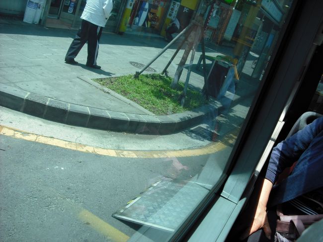途中、車椅子に乗った方がバス停で待ってたら<br />グイ〜〜〜〜んと鉄板？が降りて<br />車イスごとバスに乗せる