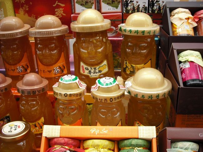 「柚子茶やハルラポン」などの入れ物が<br />済州島の守り神「トルハンバン」なので<br />チェジュらしくて、お土産にいいかも〜<br />