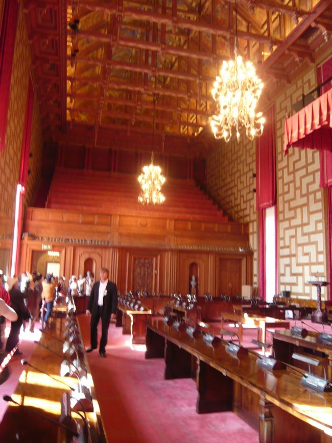 市議会議場。天井がヴァイキングルネッサンス様式 