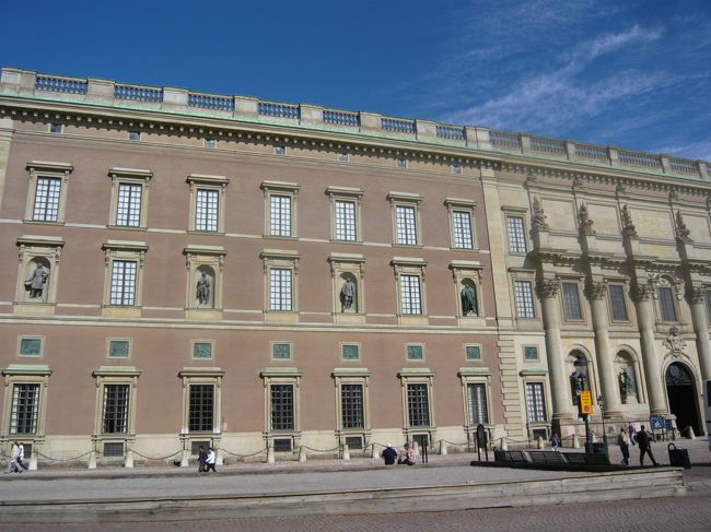 国王が執務をとる王宮。住まいは郊外のドロットニングホルム宮殿で国王は毎日ここまで通勤しているという<br />