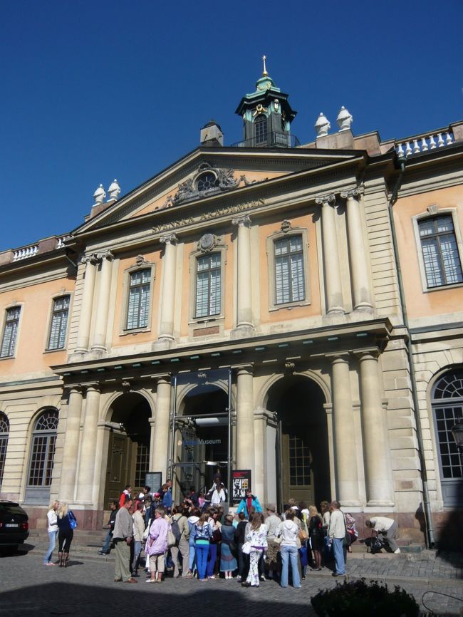 大広場に面して建つノーベル博物館。ここで授与式の晩餐会で出されるアイスクリーム等が食べられる