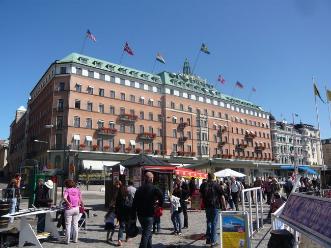 グランドホテル前の広場。観光客で賑わっています。観光船ツアーはここから出ています