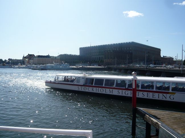 水の都ストックホルムを楽しむのに便利な観光船。２時間で島々を巡るツアーに乗船しました。日本語の音声ガイドが選択できます