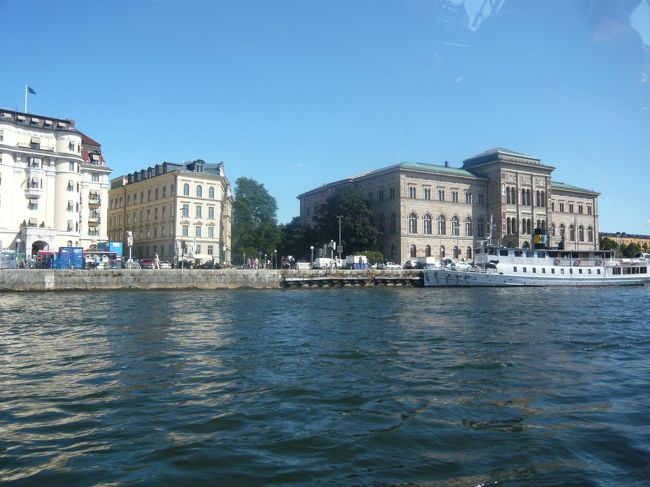 海上からの街並み。右は国立美術館