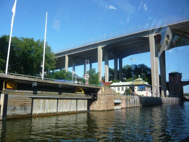 メーラン湖とバルト海とを仕切る運河を通過します