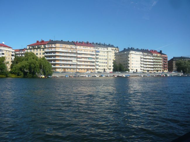 セーデルマルム島のアパート。街に通勤するサラリーマンが暮らす。湖畔に面したバルコニー付き