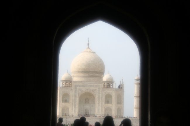 正門をくぐりながら見えるタージ・マハル<br /><br />もうこの時点で感動！