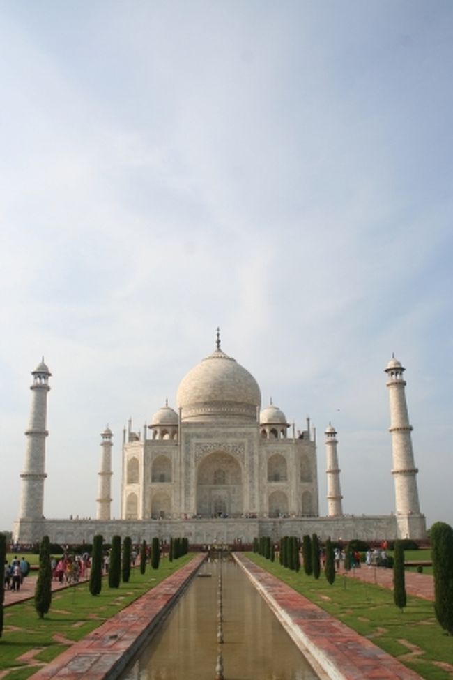タージ・マハル<br /><br />ムガル帝国第5代シャー・ジャハーンが、愛妃ムムターズ・マハルの死を悼んで22年の歳月を費やして建てたお墓です。 <br />通常マハルとは宮殿の意味ですが、タージ・マハルの名は妃ムムターズ・マハルが変化したものです。<br />建築には、ペルシャやアラブ、果てはヨーロッパから2万人もの職人を集め、1632年に着工、1653年に完成しました。<br /><br />真偽の程は定かではありませんが、シャー・ジャハーンはさらにヤムナー河対岸に黒大理石でできた自分の墓（黒いタージ）を建て、お互いを橋で結ぶことを計画していたと言われています。<br />しかし、彼は在位途中で失脚してしまったため、その夢は実現しませんでした。