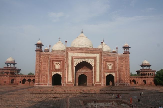 タージ・マハルの両脇にあるモスク
