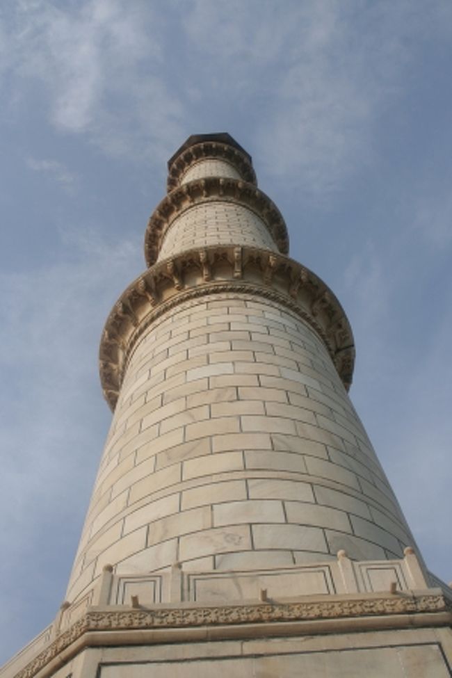 ミナレット（塔）<br /><br />高さは43ｍ