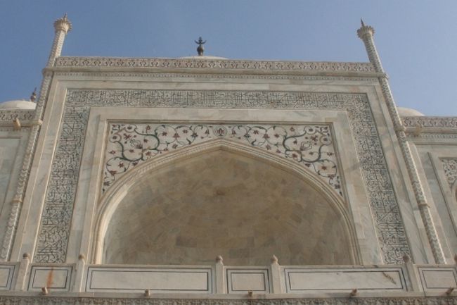 壁面には見事な彫刻が施されています。