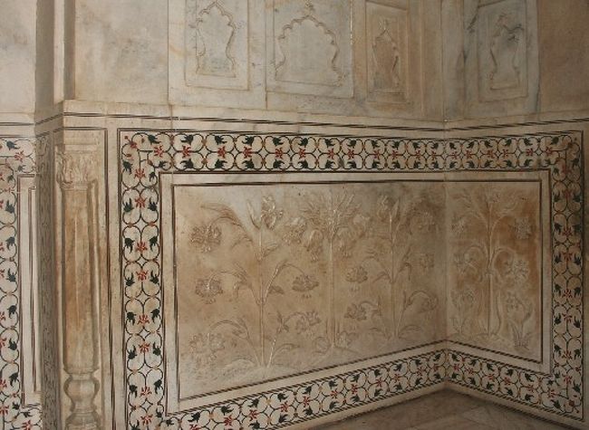 色のついている枠は象嵌(ぞうがん)細工と言って、宝石を埋め込んだものです。<br />翡翠や瑠璃、琥珀、紫水晶、珊瑚、碧玉などで、インド亜大陸やその周辺各地から集めらたものです。<br /><br />枠内は植物の浮かし彫り。<br />百合、水仙、菖蒲、チューリップなどが彫り表されています。