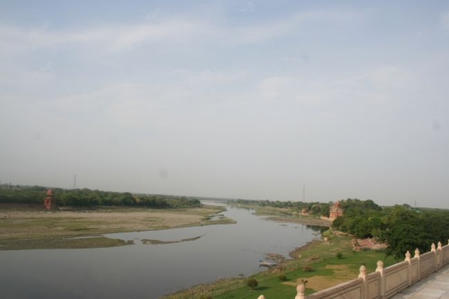 タージからのヤムナー河<br /><br />対岸は幻の黒いタージの建設予定地です。