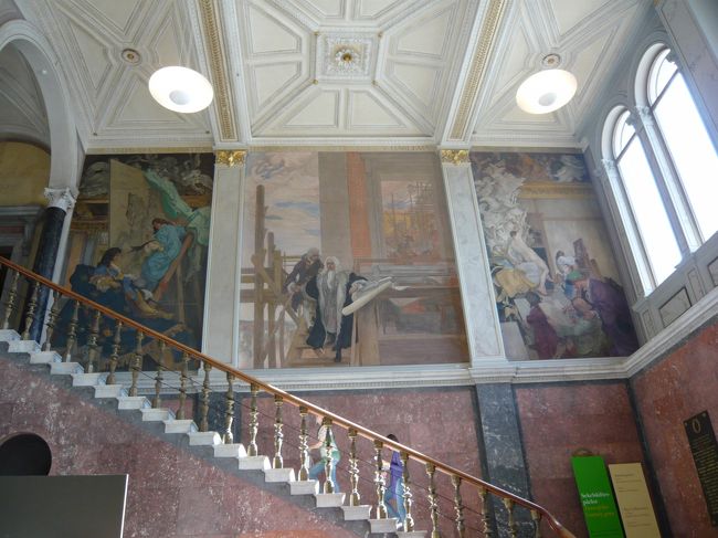 下船の後、徒歩にて国立美術館へ。美術館に入ってすぐの階段の脇に見られるカール・ラーソンの大きな歴史的フレスコ壁画