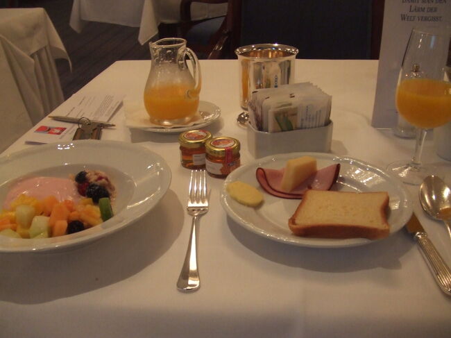 ZCHWEIZERHOF HOTEL での朝食。<br />種類も多くて美味しいです。<br />チューリヒ中央駅からチューリヒ空港まで10分ほど。<br />近い！！<br />