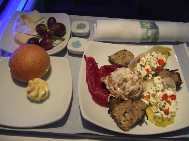 機内食。オードブルからこのボリューム！