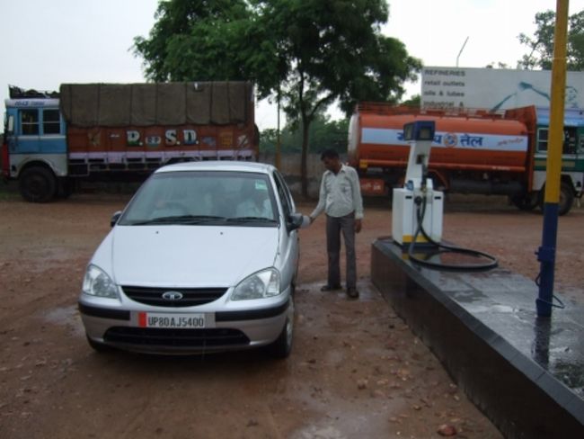 この２日間、車を借りきって移動しました。<br /><br />ファテープル・シークリーが40km近く離れた場所にあって行く方法が限られるのと、昨日電車を逃して到着がかなり遅くなってしまったので、効率良くまわる為に借りきりました。