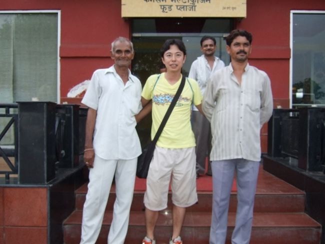 両日ともドライバー何故か二人付きました。<br /><br />二人は親子でドライバーをしてます。<br /><br />これもカースト制度なのでしょうか。<br /><br /><br />アーグラー・カント駅でお別れ。