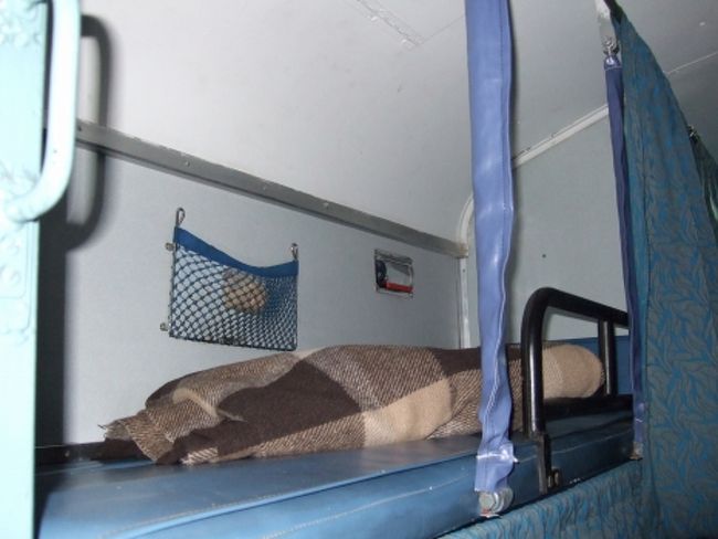 深夜列車の2A席（エアコン付2段ベッド）<br /><br />２段ベッドの上段です。<br /><br />枕、シーツ、毛布は支給してくれます。<br /><br />席は事前に日本からネットで申し込みましたが、キャンセル待ちだった為、当日にならないと分からない状況で心配してましたが、問題なく乗れました。