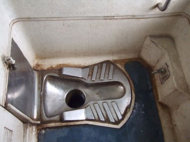 電車内のトイレ<br /><br />底まで穴があいているだけで全部線路へ垂れ流し！