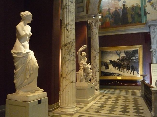 階段ホールのギャラリー。ここにも素晴らしい彫刻と絵画があります