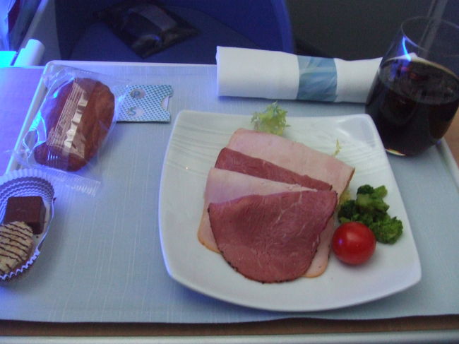 到着前の食事。<br />ターキーのオープンサンド。