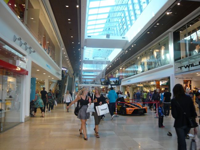 デパート・ガレリアンのアーケイド。洗練されたお店が並ぶ