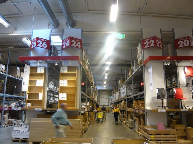 こちらは郊外の大規模モールの内部。大型棚に品物が並んでいる