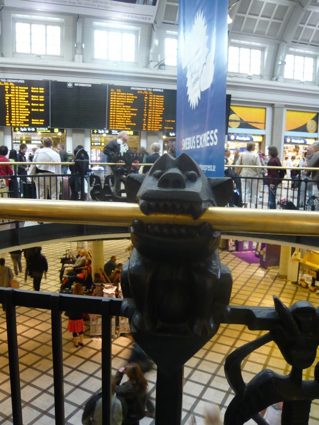 駅構内にあるオブジェ。くわえて離さない不屈の精神が見られます