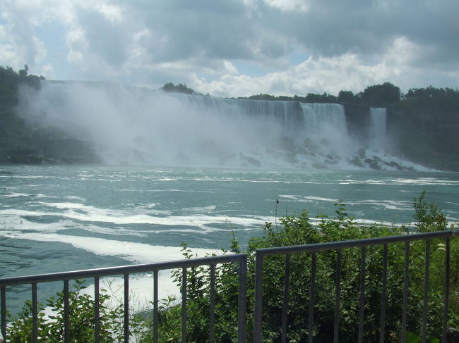 アメリカ滝の目の前に乗り場があります。
