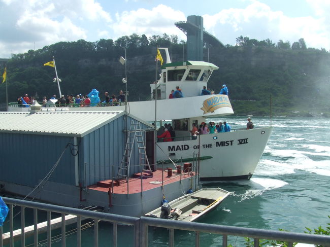 青いレインコートを着て乗ります。アメリカ滝を過ぎるとだんだん滝のしぶきが・・・カナダ滝の滝壺でしばらく停留しますが目も開けていられないほどです。びしょ濡れです！　でも楽しい！！