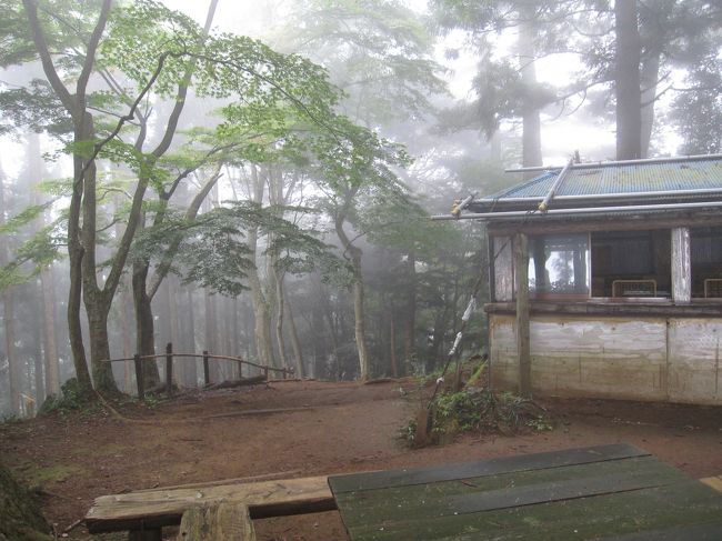 小仏峠から小仏城山に少し行ったところの台地に、たまにやっている茶屋があります。