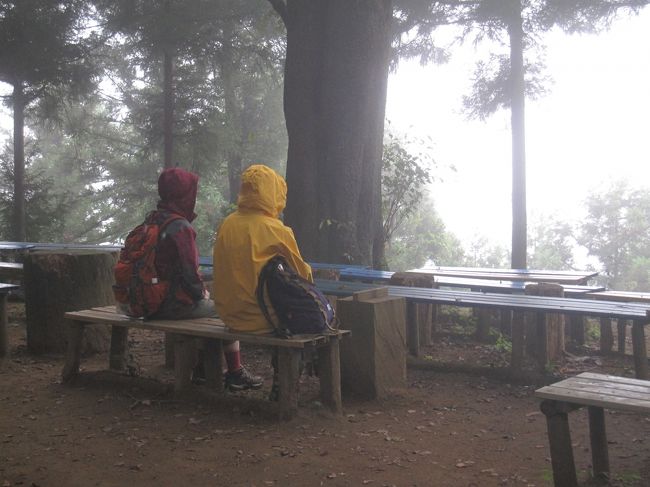 時折、小雨が降るあいにくの天気にもかかわらず登山者は結構多いです。