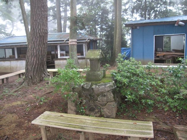 祠の脇を通って小仏城山に向かいます。