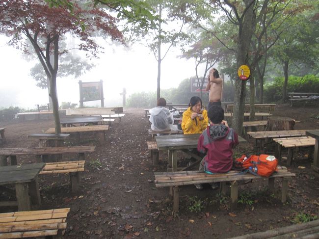 広々した山頂に２軒の茶屋があります。