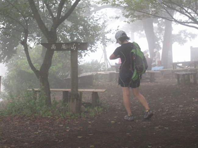 単独のトレイルランナーが出発の身支度を整えています。精悍でかっこいいです。