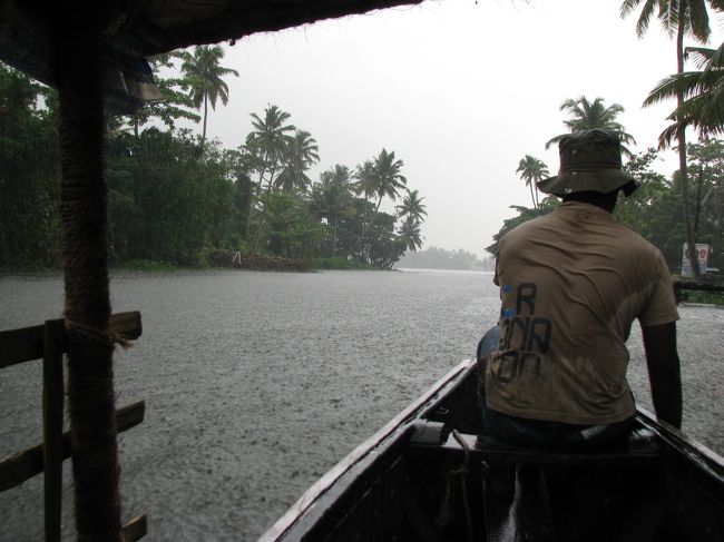 アレッピーでバックウォータークルーズ！<br />が、いきなり大雨。