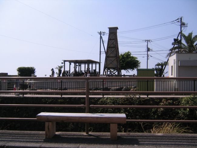 素朴な質問・・・<br />伊豆急行って、急行だけ走ってるのかな？<br />○○線じゃないんだね。（＾＾）<br /><br />駅に温泉があると言うか、温泉地に駅があるみたいで各駅停車も面白そう♪<br /><br />この辺り、海岸線と伊豆急、国道が並行してて、何故だか安心。<br /><br /><br /><br /><br />