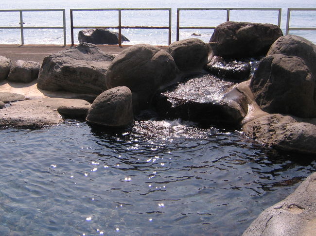 座っちゃうと、海が眺められない。<br /><br />だから<br /><br />踊る波を頭に描き目を閉じる・・・<br /><br />ザッブーン、ドボーン〜〜〜心地よい海の声<br /><br />台風が近いので、ほんに「高磯の湯」<br /><br />