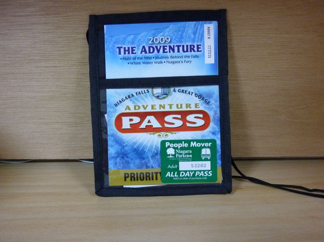 Naigara Falls &amp; Great Gorge Adventure Pass（39・95CAD ＋Tax）を購入。カナダって外税みたいです。<br />このパスはピープル・ムーバー、霧の乙女号、ビハインド・ザ・フォールズ、等がセットのなったクーポン。優先入場が出来るアトラクションもあるのでお得です。<br />首からかけれるようにちゃんとフォルダーが付いてきます！
