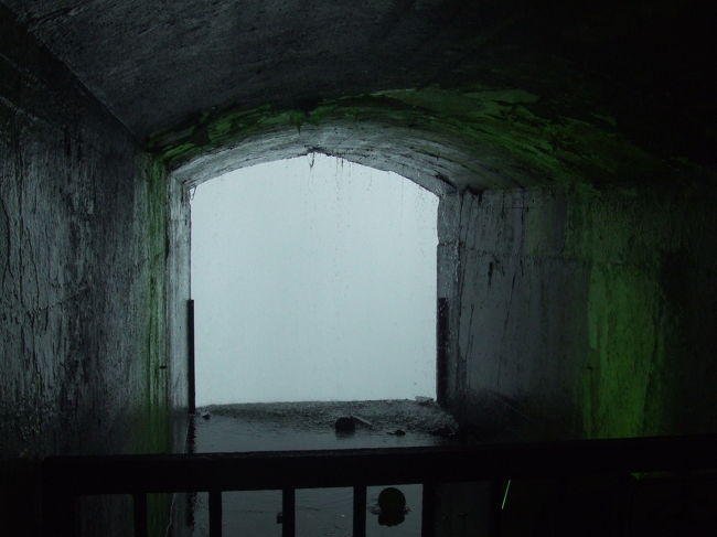 ビハインド・ザ・フォールズはカナダ滝の裏から滝を見ます。　凄い迫力！　滝の真横のバルコニーにも出れますが、めっちゃ濡れます。カメラは危険。防水ケースが必要です。　