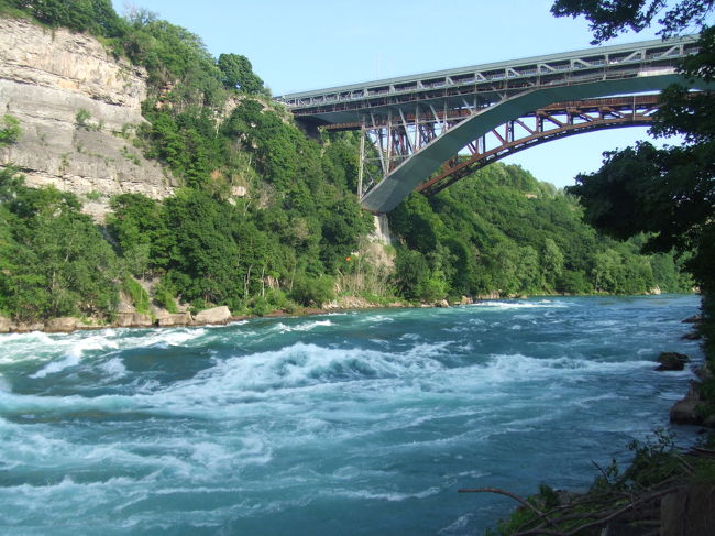 ホワイト・ウォーター・ウォーク。<br />滝の下流にある遊歩道。