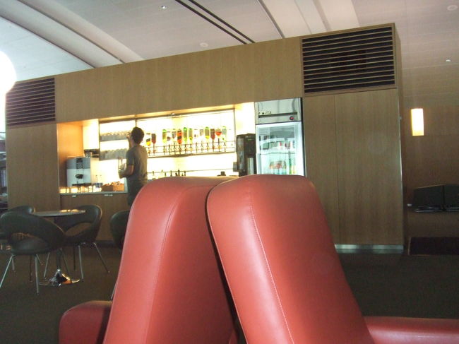 トロントのラウンジ。<br />今回の旅行で一番広いラウンジでした。