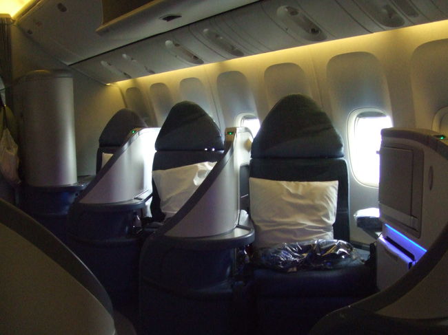 13:15発にAC0001便で成田へ。成田到着は翌15：00。<br />チューリッヒ→トロントまで乗ったのと同じ機材のようです。　映画もまったく同じだったので、ちょっと残念。座席はすべて通路に面しています。行きの、関空→フランクフルトまで乗ったルフトハンザのビジネスクラスより断然お得感があります。　世界一周航空券のビジネスクラスは通常のビジネスクラスより料金がお得です。料金はマイル制です。　ただしマイレージは通常のビジネスクラスほどは付きません。各航空会社によって加算率が違っています。機材によっては追加料金が必要な事もあります。　私は今回スターアライアンスの世界一周航空券を利用しましたが、ワンワールドやスカイチームなどいろんなグループが世界一周航空券を取り扱っています。各グループや航空会社によって料金設定方法の違いや細かな条件・ルール等がありますので、よく調べてからご利用されることをお勧めします。ビジネスクラスの利用は絶対にお得だと思います！