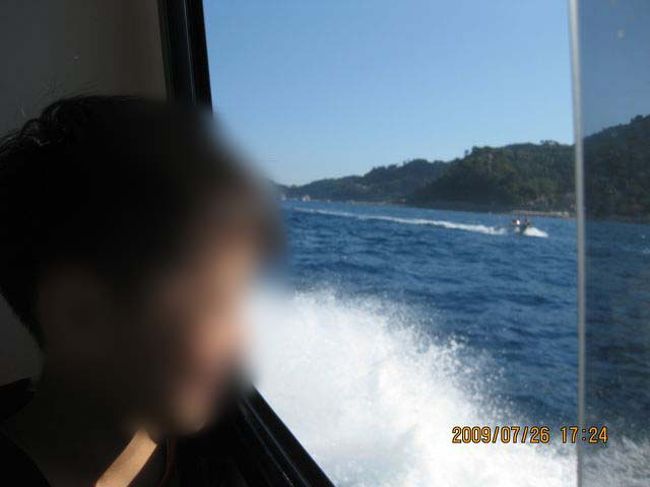 チェックイン後、ポルトフィーノへ出かけます。サンタ・マルゲリータ・リグレからは船かバスで行くことができるのですが、ここはやっぱり船でアクセス。<br />所要時間は20分ほどで、あっという間に着いてしまいます。