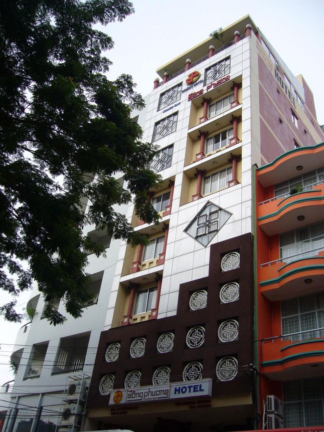 HCMC到着！<br />ホテルの事前予約はせず、行き当たりばったりな今回の旅。<br />安宿街だといわれるエリアまでやってきて、最初に飛び込んだホテルで交渉成立。<br />今回のお宿は、ここオリエントホテルに決定〜。